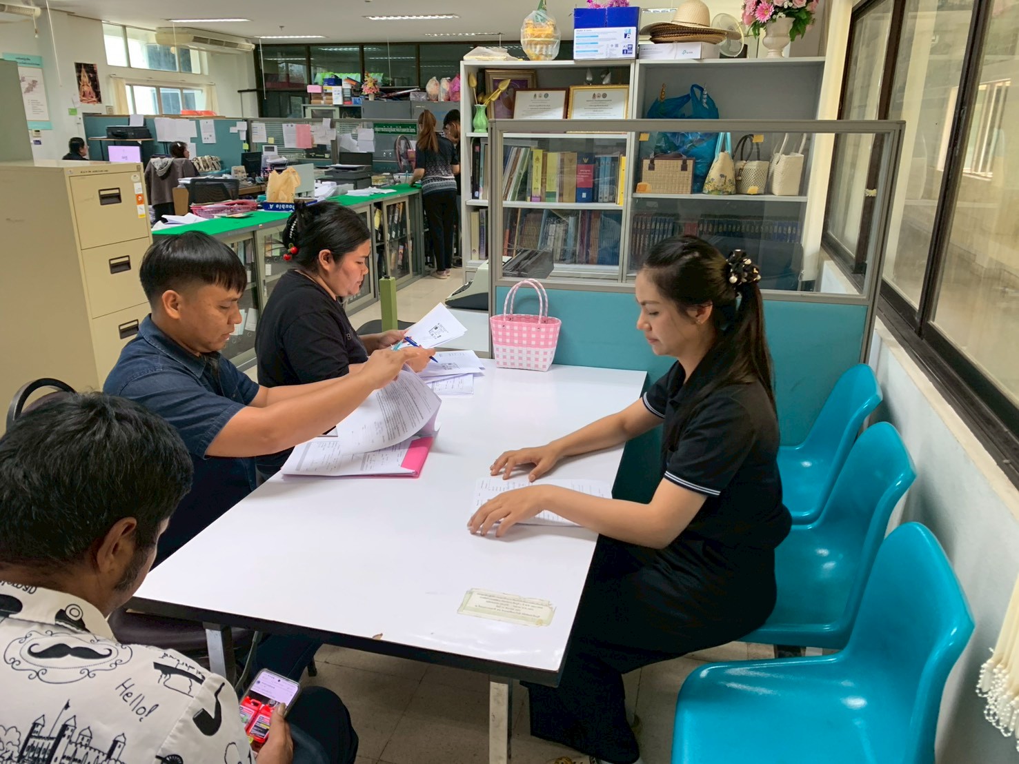 title - วันที่ 26 มีนาคม 2569 นายวิทูล ประดิษฐบุญ ปฏิรูปที่ดินจังหวัดปราจีนบุรี  พร้อมด้วย นายภูมินทร์ โพธิ์ชูชัชวาล ผู้จัดการธนาคารเพื่อการเกษตรและสหกรณ์การเกษตร(ธ.ก.ส.) สาขาวังท่าช้าง  ได้มาตรวจเยี่ยมช่วยอำนวยความสะดวกแก่เกษตรกรที่เข้ามาใช้บริการ ณ สำนักงานการปฏิรูปที่ดินจังหวัดปราจีนบุรี ชั้น 3 ศาลากลางจังหวัดปราจีนบุรี